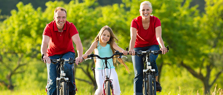 Family-riding-bikes-in-the-park